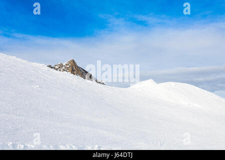 Winter mit Ski Pisten von Kaprun Resort neben Kitzsteinhorn Gipfel in Österreichische Alpen Stockfoto