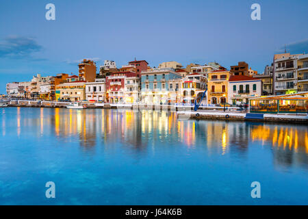 Abendlicher Blick von Agios Nikolaos und seinem Hafen, Kreta, Griechenland. Stockfoto