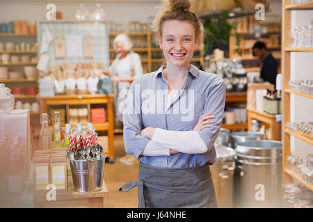 Porträt lächelnde weibliche Unternehmer arbeiten im shop Stockfoto