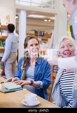 Barista Kaffee, Mutter und Tochter im Café serviert Stockfoto