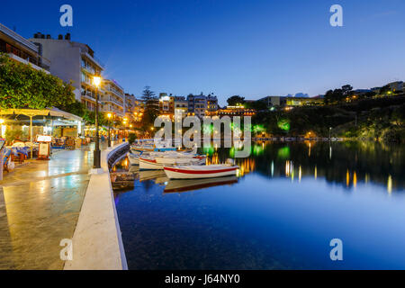 Abendlicher Blick von Agios Nikolaos und seinem Hafen, Kreta, Griechenland. Stockfoto