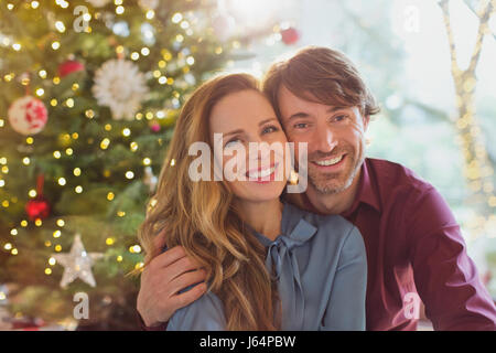 Porträt, Lächeln, paar umarmt vor Weihnachtsbaum Stockfoto