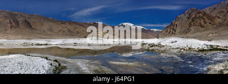 Berg-Salzsee: zum Vordergrund blaue Wasser mit einer Mirror image des Berges und schälen von Steinsalz in den weit entfernten braunen Hügeln unter dem hellen blau Stockfoto