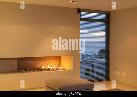 Rockmusik-Gas-Kamin im Wohnzimmer Zuhause Schaufenster Stockfoto