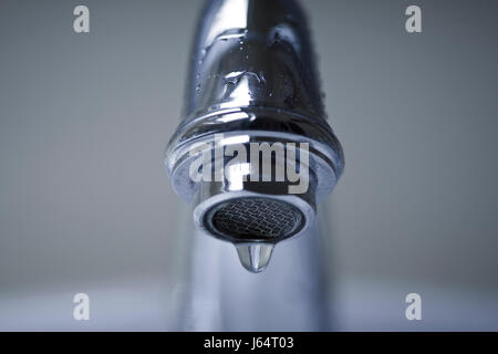 Tropfen Tropfen Leck Wasserhahn Sanitär tropfendes Wasser Tropfen sickern triefend tropft-Haus Stockfoto