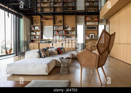 Doppelter Höhe Wohnzimmer mit Blick auf Beirut. Der fünfeckige geformte caned Sessel ist von Philippe Bestenheider und das modulare Sofa von Peir Stockfoto