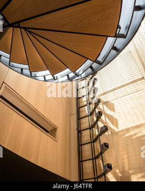 Weiße Eiche Furnier und schwarzem Stahl Wendeltreppe. Die abgewinkelten Schwarzlicht Armaturen an der Wand laufen wurden von Bernard Khoury entworfen. Stockfoto