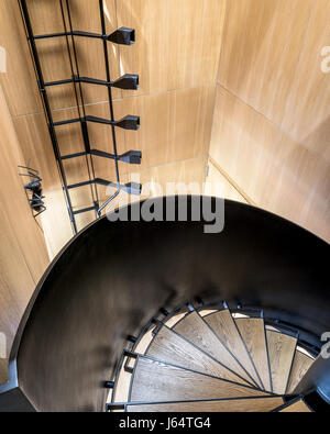 Weiße Eiche Furnier und schwarzem Stahl Wendeltreppe. Die abgewinkelten Schwarzlicht Armaturen an der Wand laufen wurden entworfen von Bernard Khoury. Die Schwarze Ameise Stockfoto