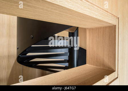 Weiße Eiche Furnier und schwarzem Stahl Wendeltreppe. Stockfoto