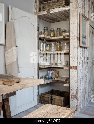 Trocken lagern Schrank mit eingebauten Bergung Holz Regale in der Küche mit Holz Wandverkleidung Bergung Stockfoto