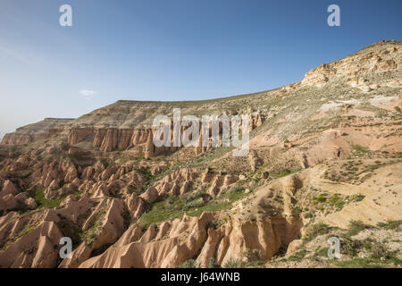 Rotes Tal in Kappadokien, Anatolien, Türkei. Vulkanberge in Goreme National Park. Stockfoto