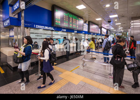 Passagiere in Warteschlangen an der Kasse bei Busan Eisenbahn Bahnhofshalle, Busan Gwangyeoksi, Südkorea Stockfoto