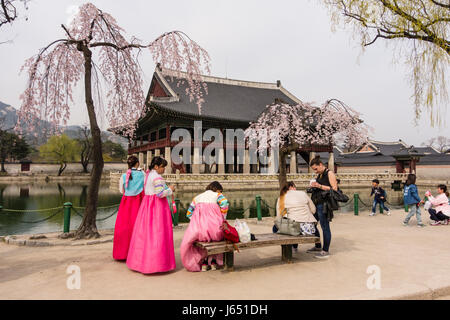 Touristen im Gyeonghoeru-Pavilion im Gyeongbokgung-Palast, Seoul, Korea Stockfoto