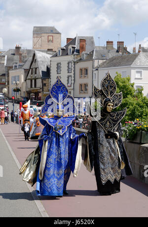 Venezianische Karnevalsmasken und Kostüme im venezianischen Karneval von Mayenne City (Land der Loire, Frankreich). Stockfoto