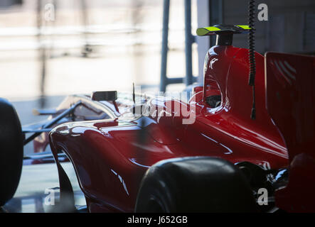 Rote Formel 1 Auto in Werkstatt Stockfoto