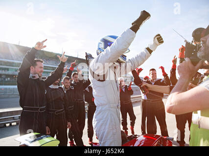 Formel 1 Racing Team und Fahrer jubeln, feiern Sieg am Sportplatz Stockfoto