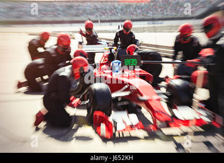 Boxencrew ersetzen Reifen auf Formel 1 Rennwagen in der Boxengasse Stockfoto