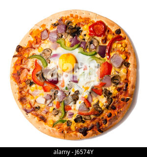 Veggie Pizza mit einem Ei, Schuß von oben und Ausschneiden oder auf einem weißen Hintergrund. Stockfoto