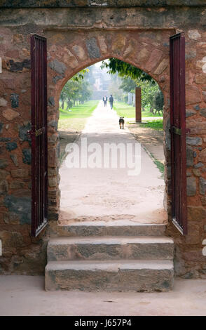 Eingang des Isa Khan Grab Humayuns Grabanlage, Delhi, Indien am 13. Februar 2016 Stockfoto