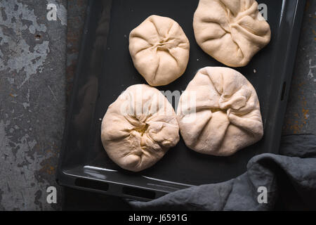 Khachapuri mit Käse auf ein Backblech auf einen metallischen Hintergrund und Serviette Stockfoto