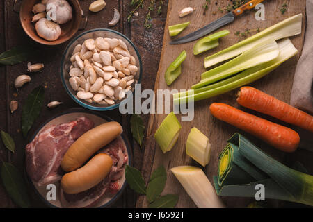 Gemüse und Fleisch für Rehwild mit Schweine- und Rindfleisch Stockfoto