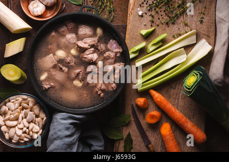 Vorbereitung der "Cassoulet" mit Schwein und Lamm und Gemüse Draufsicht Stockfoto