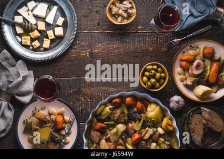 Fertige Kasul, Käse, Brot, Oliven auf den Tisch freien Speicherplatz Stockfoto