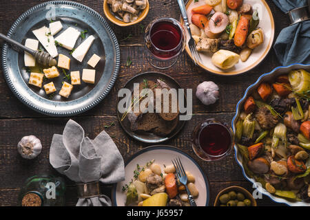 Schlemmen Sie mit Kasul, Käse, Brot, Oliven und Wein Stockfoto