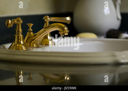 fallen Sie Tropfen Waschbecken Wasserhahn Abfall Bad Verschwendung Becken Wassertropfen sickern Stockfoto