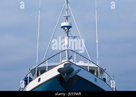 Maritime Mast unter Bootskabinen abgewinkelt Salzwasser Meer Ozean Wasser Ruderboot Stockfoto