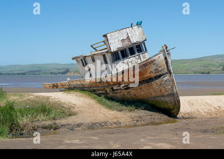 Seitlicher Blick auf einem verlassenen Schiff in Inverness, Point Reyes National Seashore, Marin County, Kalifornien, USA, an einem sonnigen Tag Stockfoto