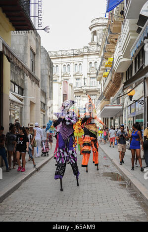 Straßenkünstler, Tanz auf Stelzen auf Calle Obispo oder Bishop Street, einer der bekannten und befahrenen Straßen von Havanna. Kuba Stockfoto