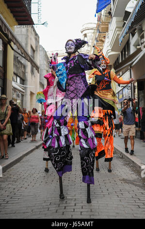 Straßenkünstler, Tanz auf Stelzen auf Calle Obispo oder Bishop Street, einer der bekannten und befahrenen Straßen von Havanna. Kuba Stockfoto