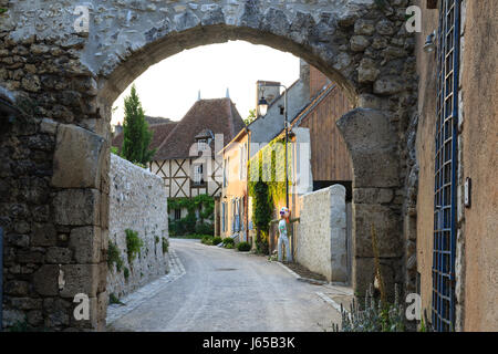 Frankreich, Allier, Verneuil en Bourbonnais, Häuser mit Blick auf den Kirchplatz Stockfoto