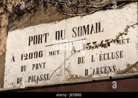 Frankreich, Aude, Le Somail, Somail Flusshafen am Canal du Midi, der von der UNESCO zum Weltkulturerbe erklärt wurde, Beschilderung Stockfoto