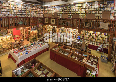 Frankreich, Aude, Le Somail, Hafen am Canal du Midi, Le Trouve Tout du Livre, Bibliothek alter Bücher in einem ehemaligen Weingut am Rande des Kanals Stockfoto