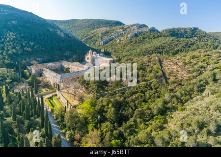 Frankreich, Aude, Narbonne, Fontfroide Abbey (Luftaufnahme) Stockfoto
