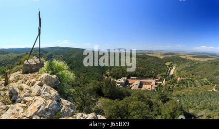 Frankreich, Aude, Narbonne, Abtei Fontfroide, Blick auf die Abtei vom Kreuz von Fontfroide Stockfoto