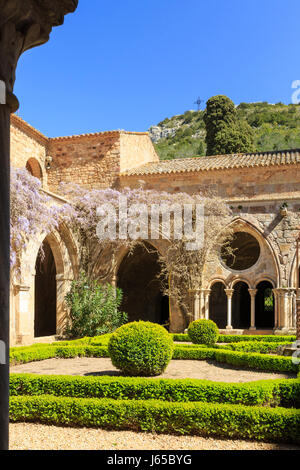 Frankreich, Aude, Narbonne, Fontfroide Abbey, der Kreuzgang Stockfoto