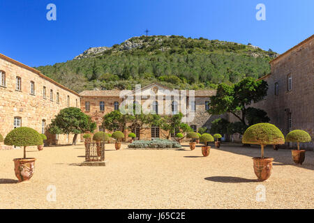 Frankreich, Aude, Narbonne, Fontfroide Abtei, der Innenhof aus dem 17. Jahrhundert Stockfoto