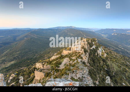 Frankreich, Aude, Duilhac-sous-Peyrepertuse, Peyrepertuse Burg seit der Kapelle San-Jordi gesehen Stockfoto