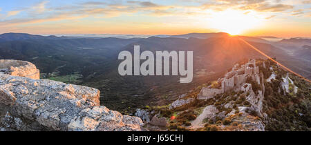 Frankreich, Aude, Duilhac-sous-Peyrepertuse, Peyrepertuse Burg in der Sonnenaufgang seit der Kapelle San-Jordi gesehen Stockfoto