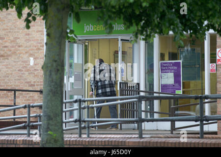 Jobcenter in Cambridge am Mittwoch, den 17. Mai. Heute wurde bekannt, dass die UK-Arbeitslosenquote auf 4,6 %, den niedrigsten Stand seit 42 Jahren gesunken ist.   Die UK-Arbeitslosenquote sank auf 4,6 %, den niedrigsten Stand seit 42 Jahren, wie Inflation übersteigt das Lohnwachstum, offiziellen Zahlen zeigen. Sank die Zahl der Arbeitslosen von 53.000 auf 1,54 Millionen in den drei Monaten bis März, sagte das Office for National Statistics (ONS). Wöchentlichen Durchschnittseinkommens ohne Boni um 2,1 % erhöht. Am Dienstag zeigten zahlen, dass Inflation 2,7 % im April von 2,3 %, den höchsten Stand seit September 2013 getroffen. Die Arbeitslosenquote hat nicht b Stockfoto