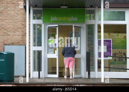 Jobcenter in Cambridge am Mittwoch, den 17. Mai. Heute wurde bekannt, dass die UK-Arbeitslosenquote auf 4,6 %, den niedrigsten Stand seit 42 Jahren gesunken ist.   Die UK-Arbeitslosenquote sank auf 4,6 %, den niedrigsten Stand seit 42 Jahren, wie Inflation übersteigt das Lohnwachstum, offiziellen Zahlen zeigen. Sank die Zahl der Arbeitslosen von 53.000 auf 1,54 Millionen in den drei Monaten bis März, sagte das Office for National Statistics (ONS). Wöchentlichen Durchschnittseinkommens ohne Boni um 2,1 % erhöht. Am Dienstag zeigten zahlen, dass Inflation 2,7 % im April von 2,3 %, den höchsten Stand seit September 2013 getroffen. Die Arbeitslosenquote hat nicht b Stockfoto