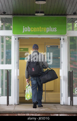 Jobcenter in Cambridge am Mittwoch, den 17. Mai. Heute wurde bekannt, dass die UK-Arbeitslosenquote auf 4,6 %, den niedrigsten Stand seit 42 Jahren gesunken ist.   Die UK-Arbeitslosenquote sank auf 4,6 %, den niedrigsten Stand seit 42 Jahren, wie Inflation übersteigt das Lohnwachstum, offiziellen Zahlen zeigen. Sank die Zahl der Arbeitslosen von 53.000 auf 1,54 Millionen in den drei Monaten bis März, sagte das Office for National Statistics (ONS). Wöchentlichen Durchschnittseinkommens ohne Boni um 2,1 % erhöht. Am Dienstag zeigten zahlen, dass Inflation 2,7 % im April von 2,3 %, den höchsten Stand seit September 2013 getroffen. Die Arbeitslosenquote hat nicht b Stockfoto