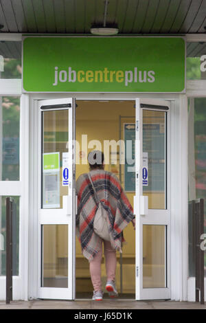 Jobcenter in Cambridge am Mittwoch, den 17. Mai. Heute wurde bekannt, dass die UK-Arbeitslosenquote auf 4,6 %, den niedrigsten Stand seit 42 Jahren gesunken ist.   Die UK-Arbeitslosenquote sank auf 4,6 %, den niedrigsten Stand seit 42 Jahren, wie Inflation übersteigt das Lohnwachstum, offiziellen Zahlen zeigen. Sank die Zahl der Arbeitslosen von 53.000 auf 1,54 Millionen in den drei Monaten bis März, sagte das Office for National Statistics (ONS). Wöchentlichen Durchschnittseinkommens ohne Boni um 2,1 % erhöht. Am Dienstag zeigten zahlen, dass Inflation 2,7 % im April von 2,3 %, den höchsten Stand seit September 2013 getroffen. Die Arbeitslosenquote hat nicht b Stockfoto