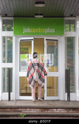 Jobcenter in Cambridge am Mittwoch, den 17. Mai. Heute wurde bekannt, dass die UK-Arbeitslosenquote auf 4,6 %, den niedrigsten Stand seit 42 Jahren gesunken ist.   Die UK-Arbeitslosenquote sank auf 4,6 %, den niedrigsten Stand seit 42 Jahren, wie Inflation übersteigt das Lohnwachstum, offiziellen Zahlen zeigen. Sank die Zahl der Arbeitslosen von 53.000 auf 1,54 Millionen in den drei Monaten bis März, sagte das Office for National Statistics (ONS). Wöchentlichen Durchschnittseinkommens ohne Boni um 2,1 % erhöht. Am Dienstag zeigten zahlen, dass Inflation 2,7 % im April von 2,3 %, den höchsten Stand seit September 2013 getroffen. Die Arbeitslosenquote hat nicht b Stockfoto