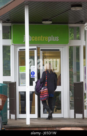 Jobcenter in Cambridge am Mittwoch, den 17. Mai. Heute wurde bekannt, dass die UK-Arbeitslosenquote auf 4,6 %, den niedrigsten Stand seit 42 Jahren gesunken ist.   Die UK-Arbeitslosenquote sank auf 4,6 %, den niedrigsten Stand seit 42 Jahren, wie Inflation übersteigt das Lohnwachstum, offiziellen Zahlen zeigen. Sank die Zahl der Arbeitslosen von 53.000 auf 1,54 Millionen in den drei Monaten bis März, sagte das Office for National Statistics (ONS). Wöchentlichen Durchschnittseinkommens ohne Boni um 2,1 % erhöht. Am Dienstag zeigten zahlen, dass Inflation 2,7 % im April von 2,3 %, den höchsten Stand seit September 2013 getroffen. Die Arbeitslosenquote hat nicht b Stockfoto