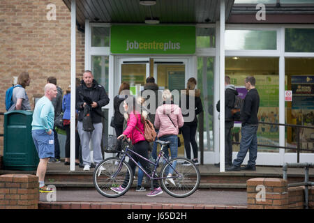 Jobcenter in Cambridge am Mittwoch, den 17. Mai. Heute wurde bekannt, dass die UK-Arbeitslosenquote auf 4,6 %, den niedrigsten Stand seit 42 Jahren gesunken ist.   Die UK-Arbeitslosenquote sank auf 4,6 %, den niedrigsten Stand seit 42 Jahren, wie Inflation übersteigt das Lohnwachstum, offiziellen Zahlen zeigen. Sank die Zahl der Arbeitslosen von 53.000 auf 1,54 Millionen in den drei Monaten bis März, sagte das Office for National Statistics (ONS). Wöchentlichen Durchschnittseinkommens ohne Boni um 2,1 % erhöht. Am Dienstag zeigten zahlen, dass Inflation 2,7 % im April von 2,3 %, den höchsten Stand seit September 2013 getroffen. Die Arbeitslosenquote hat nicht b Stockfoto