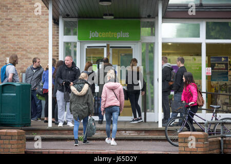 Jobcenter in Cambridge am Mittwoch, den 17. Mai. Heute wurde bekannt, dass die UK-Arbeitslosenquote auf 4,6 %, den niedrigsten Stand seit 42 Jahren gesunken ist.   Die UK-Arbeitslosenquote sank auf 4,6 %, den niedrigsten Stand seit 42 Jahren, wie Inflation übersteigt das Lohnwachstum, offiziellen Zahlen zeigen. Sank die Zahl der Arbeitslosen von 53.000 auf 1,54 Millionen in den drei Monaten bis März, sagte das Office for National Statistics (ONS). Wöchentlichen Durchschnittseinkommens ohne Boni um 2,1 % erhöht. Am Dienstag zeigten zahlen, dass Inflation 2,7 % im April von 2,3 %, den höchsten Stand seit September 2013 getroffen. Die Arbeitslosenquote hat nicht b Stockfoto